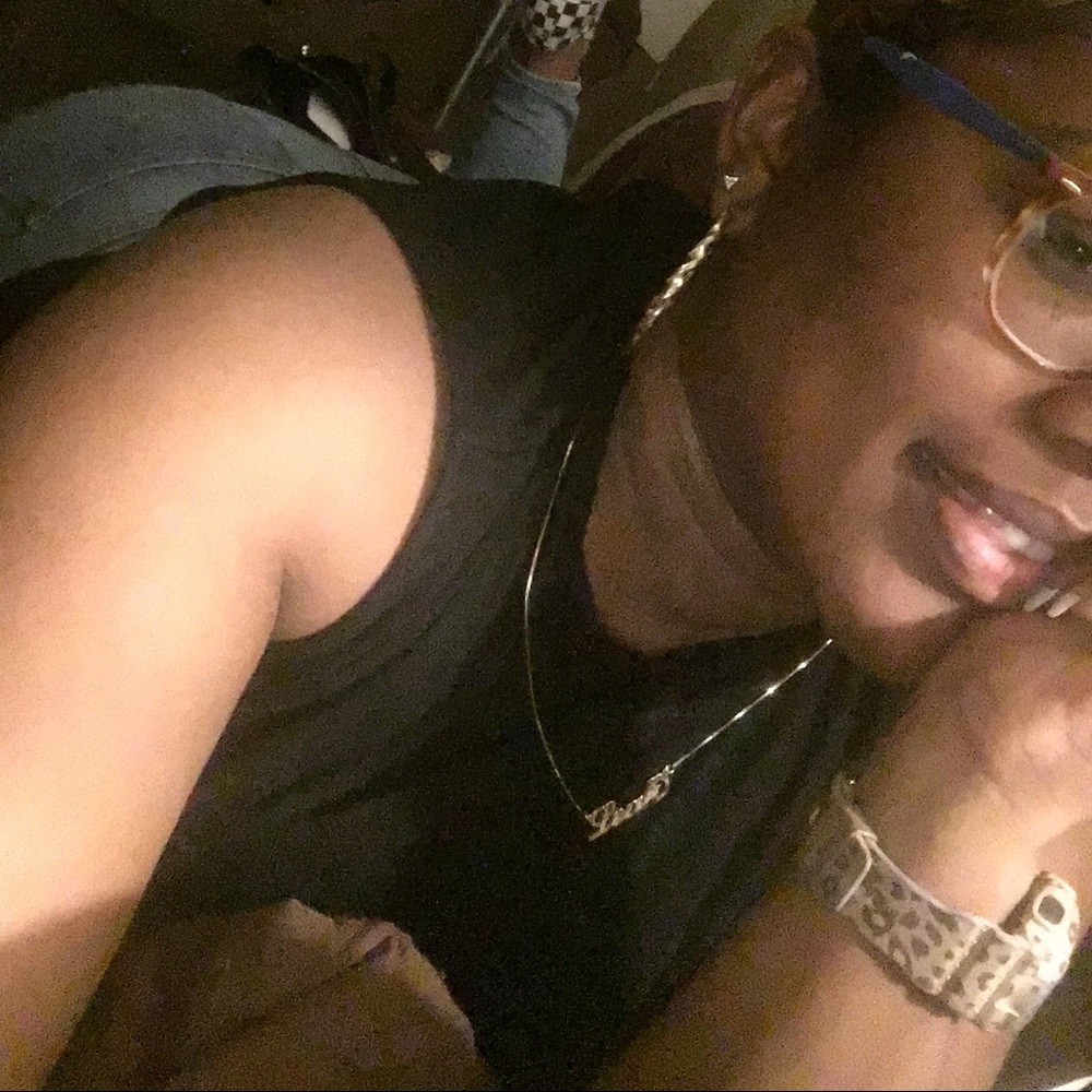 Meet your Posher, Leah caroline